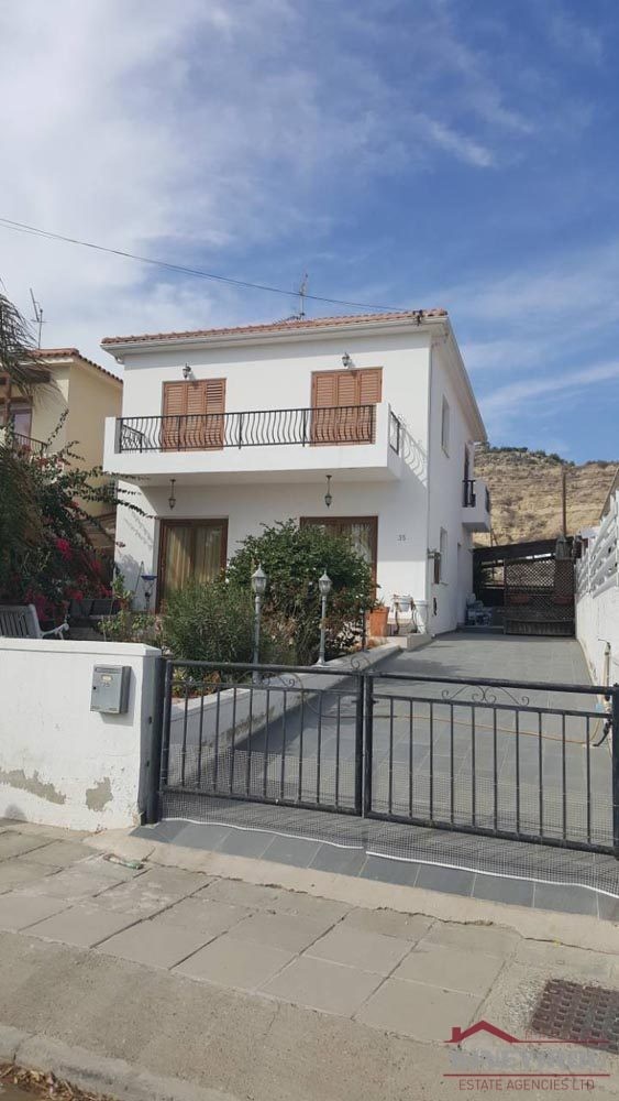 Detached House  In Oroklini-Larnaca