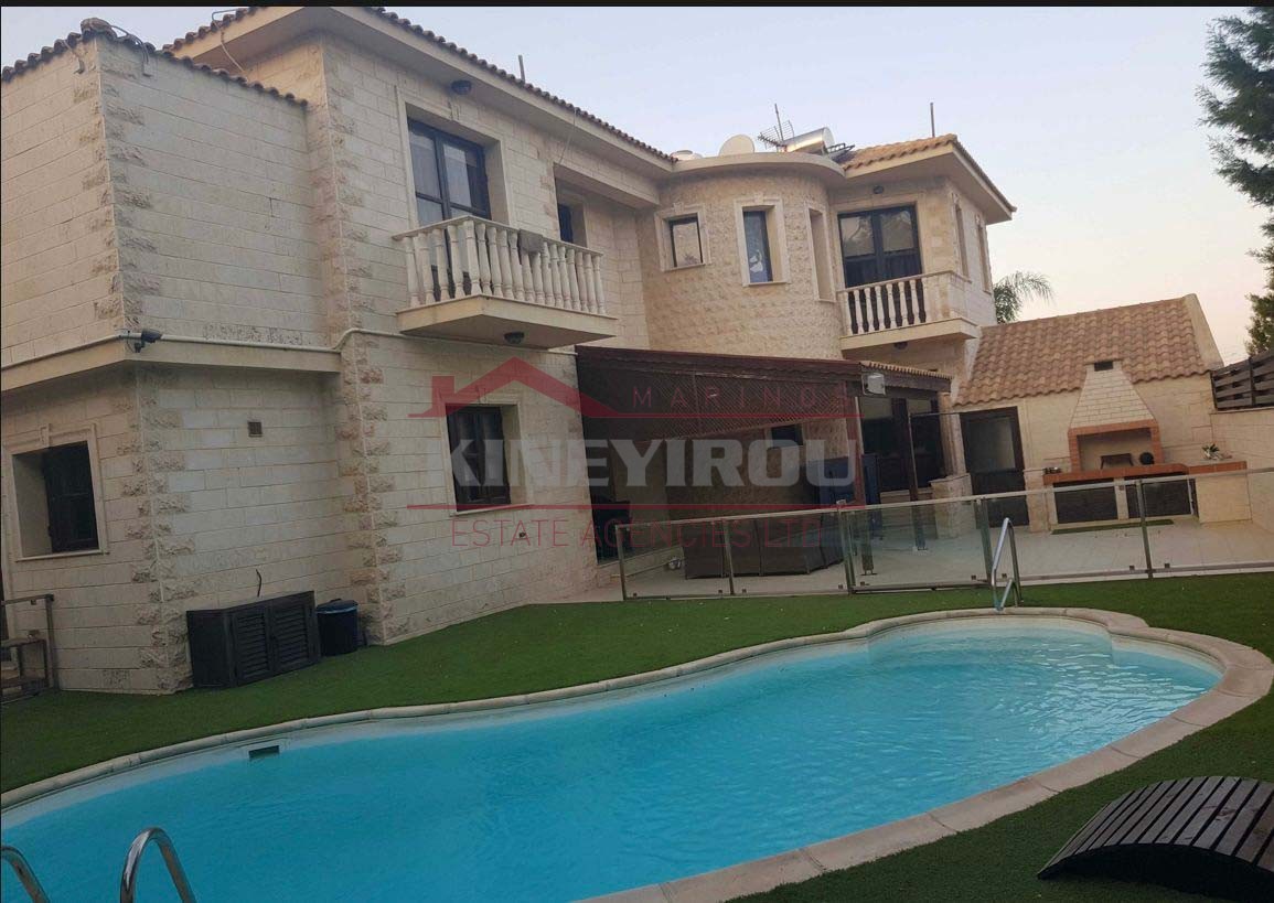 5 Beddroom villa with outdoor pool in Aradippou
